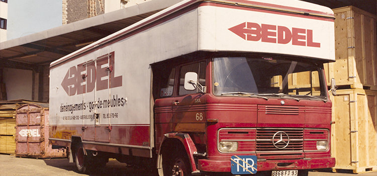 Camion de déménagement Bedel devant le garde-meuble
